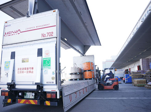 名古屋西弥富物流センター トラック